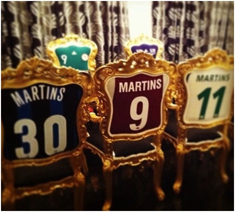 KOSTUM SEPAKBOLA OBAFEMI MARTINS DI UBAH MENJADI ORNAMEN KURSI YANG INDAH