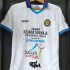 Jersey Prades Maja Tampil Bersih dengan Desain Putih dan Detail Biru