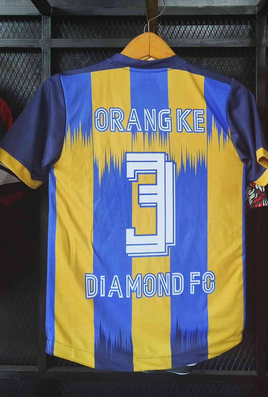 Jersey-Diamond-FC-Tampil-Mencolok-dengan-Kombinasi-Kuning-dan-Biru-2