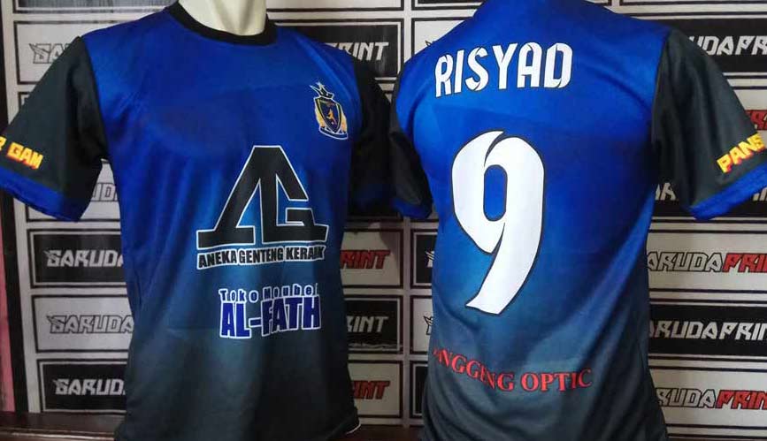 Jersey Futsal Biru Hitam Tampil Sporty dengan Detail Nama dan Nomor Punggung
