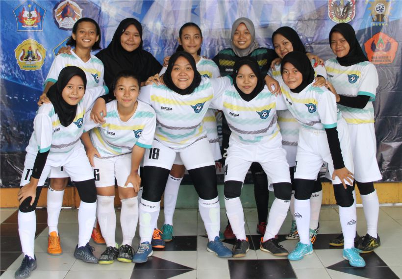 Jersey Futsal Putri Tampil Bersih dengan Kombinasi Putih dan Aksen Pastel