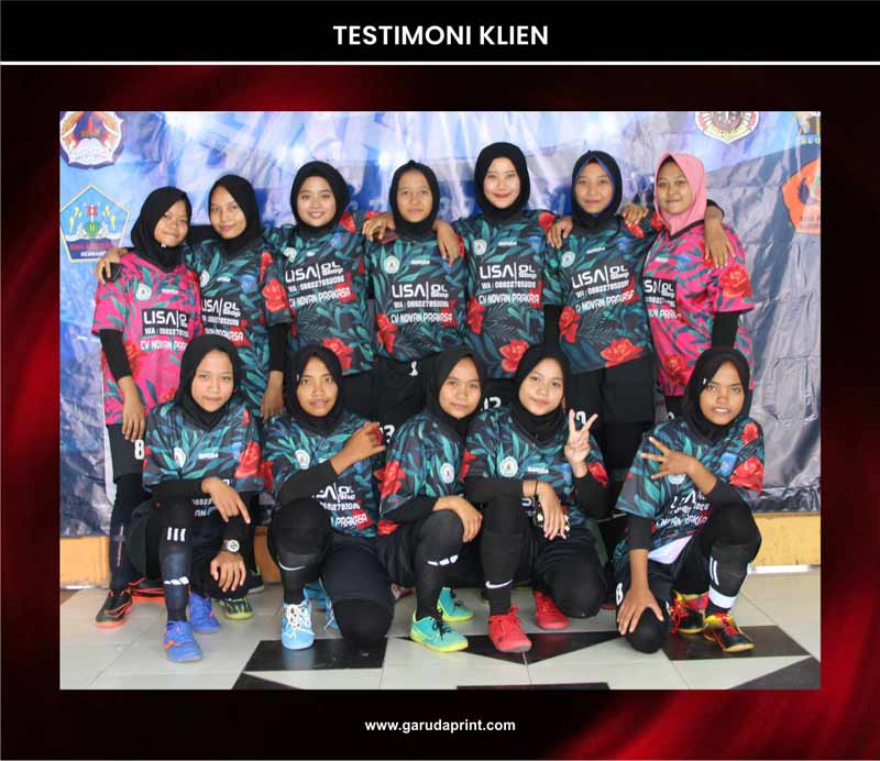 Customer memakai jersey printing custom desain sendiri
