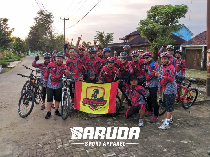 Jersey sepeda BCC Palembang by Garuda Print dengan kombinasi merah, abu-abu, dan hitam yang tampil kompak saat kegiatan komunitas.
