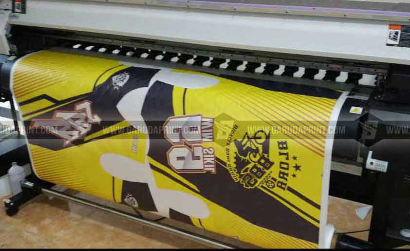 Berikut versi yang urutannya dibuat lebih jelas: pembuka singkat, dokumentasi produksi singkat, lalu hasil jadi, dan penutup Garuda Print. # Jersey Sepeda BBS Blora Tampil Garang dengan Desain Hitam Kuning **Meta Title:** Jersey Sepeda BBS Blora by Garuda Print **Meta Description:** Garuda Print menghadirkan jersey sepeda BBS Blora dengan desain hitam kuning, model lengan panjang, detail nama, nomor, dan dokumentasi produksi. **Slug:** `jersey-sepeda-bbs-blora-garuda-print` ## Jersey Sepeda BBS Blora Garuda Print kembali menghadirkan hasil pengerjaan jersey sepeda untuk **BBS Blora** atau **Bicycle Bumi Samin Blora**. Jersey ini tampil dengan kombinasi warna **hitam dan kuning**. Desainnya terlihat tegas, sporty, dan mudah dikenali. Model lengan panjang membuat tampilannya semakin cocok untuk kebutuhan komunitas sepeda. ## Dokumentasi Produksi Jersey Sebelum menjadi jersey siap pakai, desain BBS Blora terlihat dalam dokumentasi produksi. Pada foto produksi, desain sudah tercetak pada bahan dengan elemen warna hitam, kuning, logo, nama, dan nomor. Dokumentasi ini memberi gambaran singkat tentang tahap pengerjaan sebelum masuk ke hasil akhir. ## Hasil Jadi dengan Desain Hitam Kuning Setelah selesai dibuat, jersey BBS Blora tampil lebih solid. Warna hitam memberi kesan kuat. Warna kuning membuat tampilan jersey lebih mencolok. Perpaduan keduanya membuat desain terlihat aktif dan berani. Pola garis tajam pada bagian badan dan lengan juga menambah kesan cepat. Detail ini cocok untuk karakter jersey sepeda yang dinamis. ## Detail Belakang yang Penuh Identitas Bagian belakang jersey menampilkan nama **Bicycle Bumi Samin Blora** dengan ukuran yang jelas. Nomor punggung dibuat besar agar mudah terlihat. Ada juga detail nama yang membuat jersey terasa lebih personal untuk setiap anggota. Penempatan elemen pada bagian belakang terlihat padat, tetapi tetap rapi. Hasilnya, jersey memiliki identitas yang kuat tanpa terlihat berlebihan. ## Jersey Sepeda yang Siap Digunakan Komunitas Jersey BBS Blora cocok untuk kegiatan gowes, event komunitas, hingga kebutuhan seragam tim. Model lengan panjang memberi tampilan lebih lengkap. Kombinasi warna hitam kuning membuat komunitas terlihat kompak saat digunakan bersama. Dari depan sampai belakang, jersey ini membawa karakter yang kuat dan siap tampil di berbagai kegiatan sepeda. ## Garuda Print Siap Dukung Kebutuhan Jersey Sepeda Garuda Print siap membantu pembuatan jersey sepeda sesuai kebutuhan komunitas. Mulai dari warna, logo, nama, nomor, hingga konsep desain bisa disesuaikan. Setiap detail dibuat agar hasil akhir terlihat rapi, nyaman digunakan, dan sesuai dengan identitas tim. **Caption gambar:** Jersey sepeda BBS Blora by Garuda Print dengan desain hitam kuning, model lengan panjang, detail nama dan nomor, serta dokumentasi produksi.