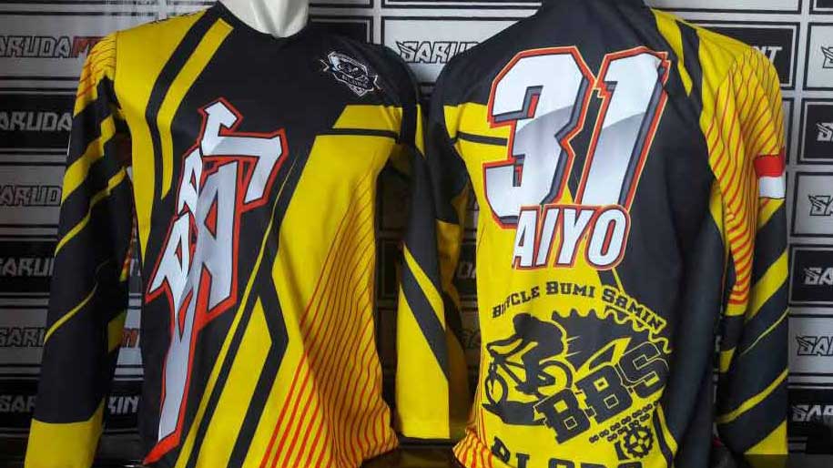 Berikut versi yang urutannya dibuat lebih jelas: pembuka singkat, dokumentasi produksi singkat, lalu hasil jadi, dan penutup Garuda Print. # Jersey Sepeda BBS Blora Tampil Garang dengan Desain Hitam Kuning **Meta Title:** Jersey Sepeda BBS Blora by Garuda Print **Meta Description:** Garuda Print menghadirkan jersey sepeda BBS Blora dengan desain hitam kuning, model lengan panjang, detail nama, nomor, dan dokumentasi produksi. **Slug:** `jersey-sepeda-bbs-blora-garuda-print` ## Jersey Sepeda BBS Blora Garuda Print kembali menghadirkan hasil pengerjaan jersey sepeda untuk **BBS Blora** atau **Bicycle Bumi Samin Blora**. Jersey ini tampil dengan kombinasi warna **hitam dan kuning**. Desainnya terlihat tegas, sporty, dan mudah dikenali. Model lengan panjang membuat tampilannya semakin cocok untuk kebutuhan komunitas sepeda. ## Dokumentasi Produksi Jersey Sebelum menjadi jersey siap pakai, desain BBS Blora terlihat dalam dokumentasi produksi. Pada foto produksi, desain sudah tercetak pada bahan dengan elemen warna hitam, kuning, logo, nama, dan nomor. Dokumentasi ini memberi gambaran singkat tentang tahap pengerjaan sebelum masuk ke hasil akhir. ## Hasil Jadi dengan Desain Hitam Kuning Setelah selesai dibuat, jersey BBS Blora tampil lebih solid. Warna hitam memberi kesan kuat. Warna kuning membuat tampilan jersey lebih mencolok. Perpaduan keduanya membuat desain terlihat aktif dan berani. Pola garis tajam pada bagian badan dan lengan juga menambah kesan cepat. Detail ini cocok untuk karakter jersey sepeda yang dinamis. ## Detail Belakang yang Penuh Identitas Bagian belakang jersey menampilkan nama **Bicycle Bumi Samin Blora** dengan ukuran yang jelas. Nomor punggung dibuat besar agar mudah terlihat. Ada juga detail nama yang membuat jersey terasa lebih personal untuk setiap anggota. Penempatan elemen pada bagian belakang terlihat padat, tetapi tetap rapi. Hasilnya, jersey memiliki identitas yang kuat tanpa terlihat berlebihan. ## Jersey Sepeda yang Siap Digunakan Komunitas Jersey BBS Blora cocok untuk kegiatan gowes, event komunitas, hingga kebutuhan seragam tim. Model lengan panjang memberi tampilan lebih lengkap. Kombinasi warna hitam kuning membuat komunitas terlihat kompak saat digunakan bersama. Dari depan sampai belakang, jersey ini membawa karakter yang kuat dan siap tampil di berbagai kegiatan sepeda. ## Garuda Print Siap Dukung Kebutuhan Jersey Sepeda Garuda Print siap membantu pembuatan jersey sepeda sesuai kebutuhan komunitas. Mulai dari warna, logo, nama, nomor, hingga konsep desain bisa disesuaikan. Setiap detail dibuat agar hasil akhir terlihat rapi, nyaman digunakan, dan sesuai dengan identitas tim. **Caption gambar:** Jersey sepeda BBS Blora by Garuda Print dengan desain hitam kuning, model lengan panjang, detail nama dan nomor, serta dokumentasi produksi.